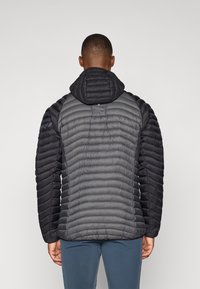 Veste rembourrée avec un dégradé de gris à noir, capuche et texture côtelée sur les épaules. Tissu lisse avec des poignets élastiques.