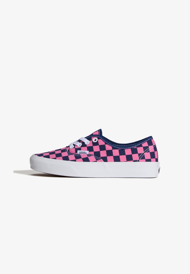 Scarpe Vans con tomaia in tela a quadretti rosa e blu navy, suola in gomma bianca, design con lacci e logo sul lato.