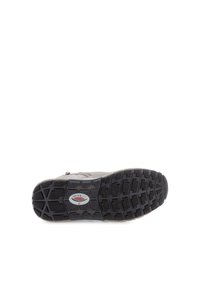Baskets grises avec semelle extérieure en caoutchouc texturé, présentant un motif de crampons et un logo de marque ; design à profil bas avec une tige lisse.