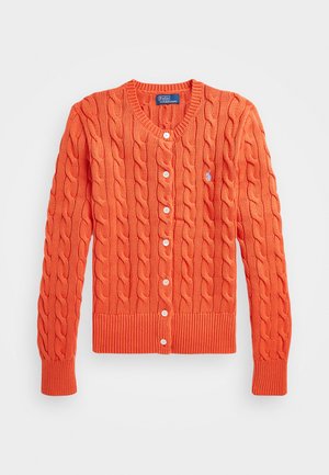 Kabelstrick-Orange-Cardigan mit V-Ausschnitt und fünf weißen Knöpfen. Verfügt über gerippte Bündchen und Saum sowie ein kleines gesticktes Logo auf der Brust.