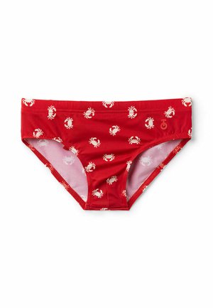 Rote Schwimmslips mit einem wiederholten weißen Krebs-Muster, ausgestattet mit einem weichen Innenfutter und einem elastischen Bund für zusätzlichen Komfort.
