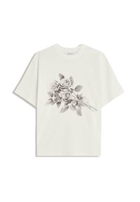 Hvid t-shirt med korte ærmer, med et detaljeret sort-hvidt skitse af en rosenbuket centreret på forsiden.