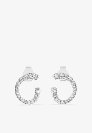 Silberne Creolen mit einem geschwungenen Design, verziert mit klaren, funkelnden Steinen entlang der Kanten, polierte Oberfläche und mit einem Verschluss gesichert.