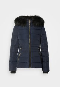 Veste matelassée bleu marine avec capuche en fausse fourrure, fermetures éclair dorées et deux poches avant. Présente une texture matelassée et des ajusteurs latéraux à la taille.