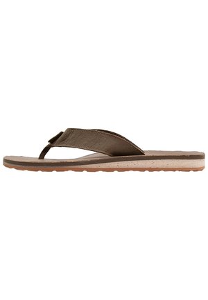 Sandale en cuir marron avec lanière entre les orteils, semelle plate et semelle extérieure en caoutchouc brun clair et beige légèrement texturée.