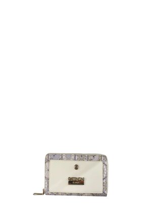 Portafoglio con chiusura a zip, con tasca frontale bianca, placca logo dorata e bordi decorati con un motivo a mappa.