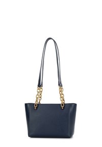 Sac fourre-tout en cuir marine avec finition texturée, anses en chaîne dorée et longues bretelles. Forme rectangulaire avec design ouvert sur le dessus.