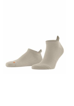 Chaussettes de cheville beige clair en mélange de coton doux, présentant un design bas, une texture côtelée et un logo orange minimaliste sur le bout.