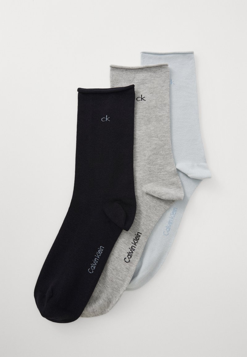 Três pares de meias: preto, cinza e azul claro. Feitas de uma combinação de algodão, com uma textura suave e pequeno logótipo 'ck' em cada meia.