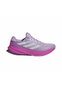 Baskets de sport violettes claires avec une semelle rose, présentant des rayures blanches, une tige en maille respirante et un design épuré.