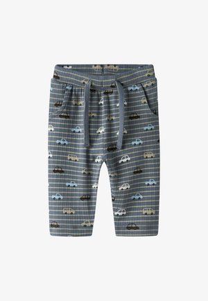 Niebieskie prążkowane szorty z wzorem samochodów, z wiązanym w pasie ściągaczem i bocznymi kieszeniami. Wzór przedstawia różnokolorowe samochody na kratkowanym tle.