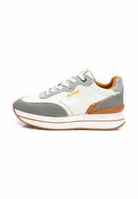 Scarpa sportiva grigia e bianca con un accento arancione. Presenta materiali in pelle e tessuto, un colletto imbottito e una suola bianca spessa.