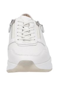 Weiße Leder-Sneaker mit einem strukturierten Design, flachen Schnürsenkeln und seitlichen Reißverschlüssen. Akzentuiert mit einer gepolsterten Sohle für zusätzlichen Komfort.