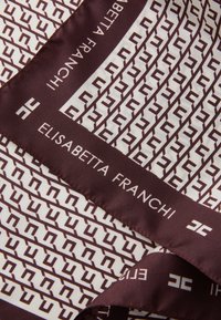 Selyem sál, geometrikus barna mintával fehér alapon, az "Elisabetta Franchi" felirattal barnában, a szélén.
