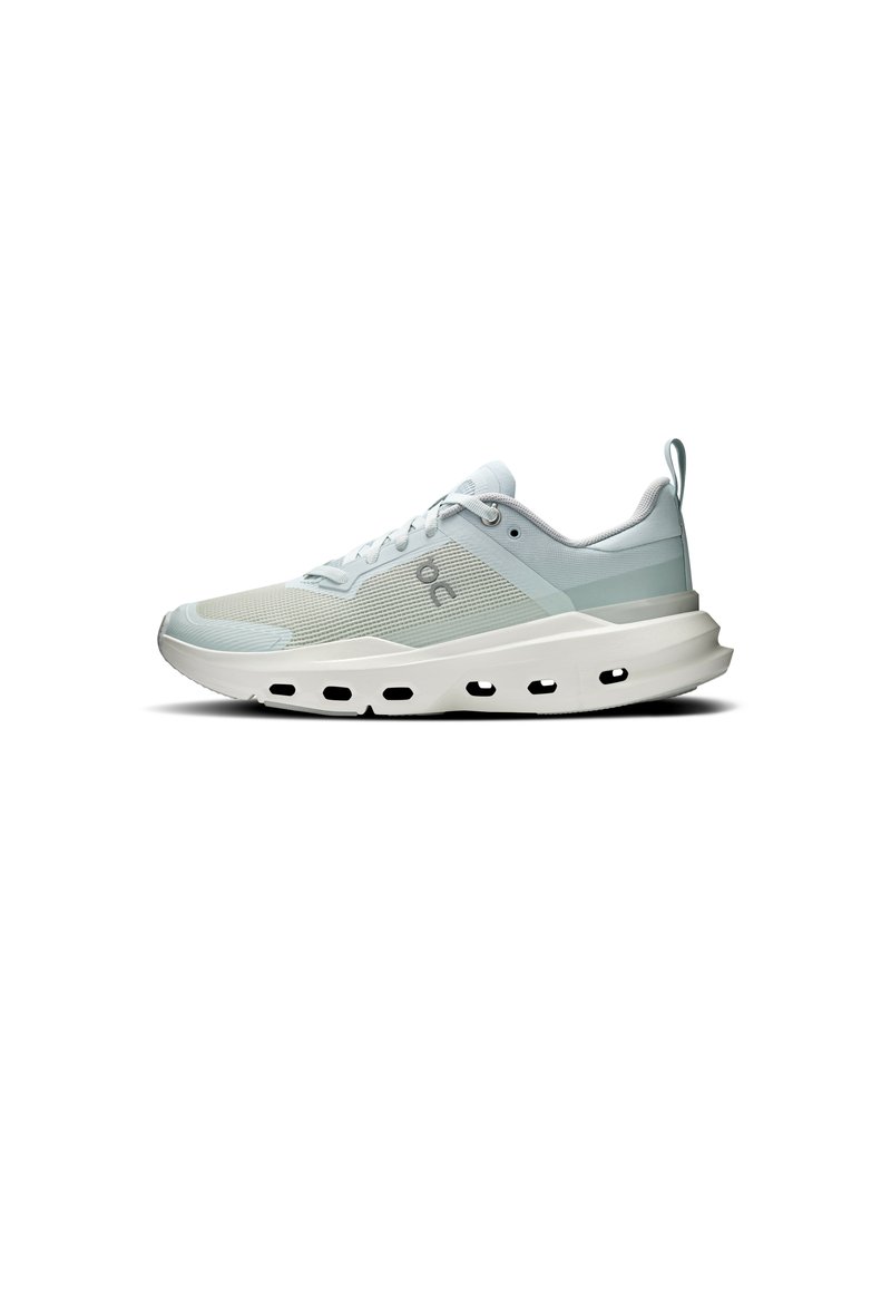 Sneaker azzurro chiaro realizzato in rete e materiali sintetici. Presenta una suola intermedia bianca, una forma rotonda e accenti ritagliati lungo la suola.