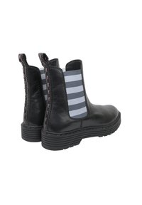 Czarne skórzane botki za kostkę z szarymi i białymi elastycznymi panelami w paski oraz różowymi akcentami szycia. Masywna czarna gumowa podeszwa zapewniająca przyczepność.