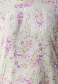 Lichte grijze sweatshirt met bloemenpatroon, voorzien van de geborduurde tekst "GAP" in zacht lavendel, met een comfortabele textuur en een kangoeroezak.