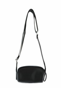Bolso de hombro negro hecho de material suave, con forma redondeada, correa ajustable y un diseño simple sin herrajes visibles.