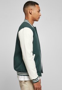 Urban Classics OLDSCHOOL COLLEGE - Bombera - bottlegreen white
