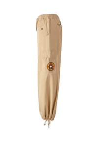 Beige cargo-housut, jotka on valmistettu kevyestä materiaalista, joissa on joustava vyötärö, kiristettävät hihat ja pata, jossa on värikäs kuvio.