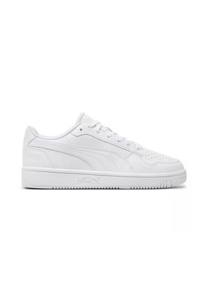 Białe niskie sneakersy z zapięciem na sznurowadła, perforowanym noskiem i fakturowaną podeszwą, pokazane od zewnętrznej strony na białym tle.