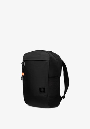 Zaino nero realizzato in tessuto strutturato, con schienale imbottito, spallacci regolabili, maniglia superiore e tasca anteriore con zip. Presenta una patch con il logo.