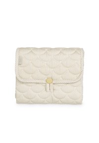 Quiltet sammenklappelig taske i cremefarve med guldstriber. Har knaplukning og tekstureret mønster for greb. Blødt stof, kompakt design.