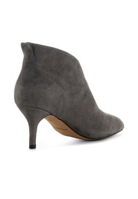 Stivale alla caviglia in suede grigio con punta a forma affilata e tacco sottile. Il design presenta una texture liscia e dettagli di cucitura minimi.