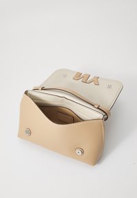 DKNY NICOLE  - Geantă crossbody - cappuccino