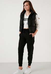 LELA REGULAR FIT - Trainingsbroek - black