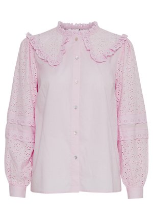 Blusa de algodón rosa con cuello con volantes, patrón de ojales bordados en las mangas y cierre de botones en la parte delantera. Mangas largas abullonadas.