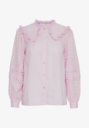 Blusa de algodón rosa con cuello con volantes, patrón de ojales bordados en las mangas y cierre de botones en la parte delantera. Mangas largas abullonadas.