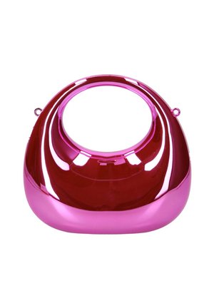 Sac à main rose métallique brillant avec une poignée ronde découpée et deux petites boucles de chaque côté pour une bandoulière optionnelle.