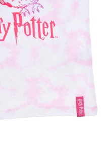 Camiseta rosa con diseño de p tie-dye que presenta un diseño gráfico de un búho con "Harry Potter" en letras rojas en negrita. Hecha de suave tela de algodón.