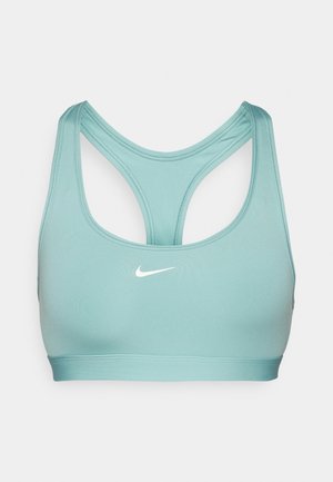 Um sutiã desportivo Nike em azul claro com decote redondo e design de costas cruzadas, apresentando o logotipo da Nike em branco na parte da frente.