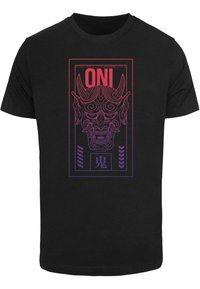 Sort T-shirt med et dristigt grafisk design af en oni-maske i rød og lilla, med ordet "ONI" vist tydeligt ovenfor.