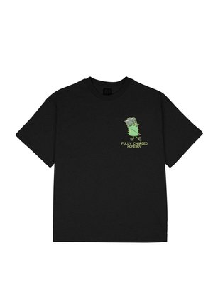 Juoda trumpomis rankovėmis marškinėliai su mažu žaliu animuotu baterijos personažu ir užrašu „Pilnai įkrautas vaikinas“ kairiajame krūtinės pusėje.