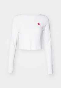 Białe, krótkie długie rękawy, wykonane z miękkiego materiału, z małym różowym haftem róży na lewej piersi. Prosty design, bez wzorów.