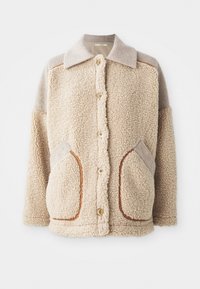 Giacca in shearling beige con colletto grigio, due grandi tasche con dettagli grigio chiaro e bottoni dorati sulla parte anteriore. Aspetto texturizzato e accogliente.