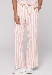 Leichte, locker sitzende, gestreifte Hosen in Creme mit pinken und grünen vertikalen Linien. Mit einem Kordelzugbund und Seitentaschen.