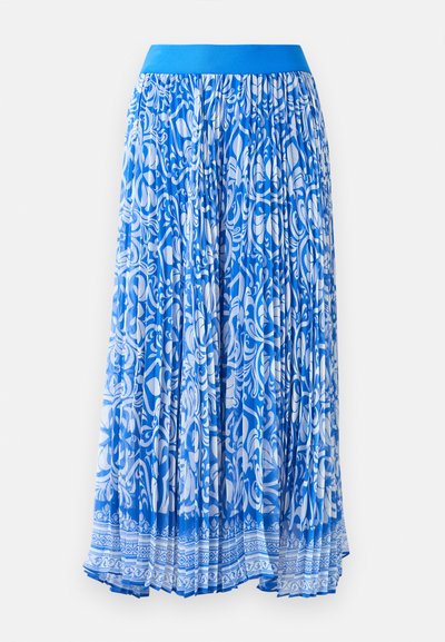 Jupe plissée bleue ornée d'un motif floral complexe blanc, avec une taille en bleu uni. Le tissu a une texture lisse et fluide.