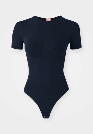 Temno modra bodysuit s kratkimi rokavi, izdelana iz raztegljive tkanine, z zaobljenim ovratnikom, dodatkom na prsih in zaponko na dnu.
