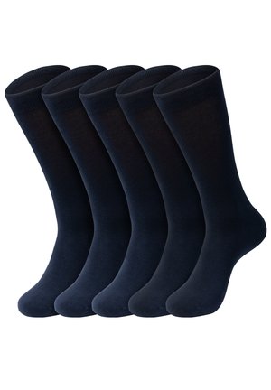 Cinco pares de calcetines negros hasta la caña, dispuestos verticalmente, mostrando una textura de tela suave y puños acanalados.