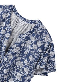 Blusa floreale blu con motivo bianco, maniche corte, scollatura a V, tessuto leggero e etichetta del marchio "Terranova" all'interno.