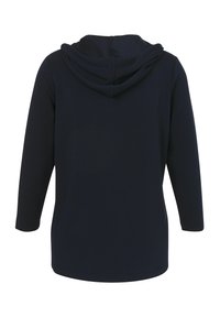 Marineblauwe hoodie met een egale textuur, lange mouwen en een detail bij de achterkant van de hals. De stof lijkt zacht en rekbaar.
