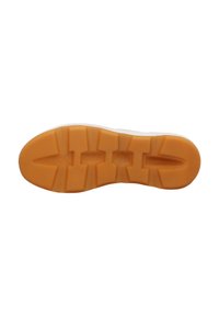 Schuhsohle mit einem Gummi-Design, das ein segmentiertes Muster und eine hellorange Farbe aufweist. Glatte Textur mit Riffelungen für Bodenhaftung.