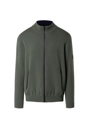 Giacca verde scuro con zip e colletto alto, polsini e orlo a coste; presenta due tasche laterali e un tessuto dalla trama liscia.