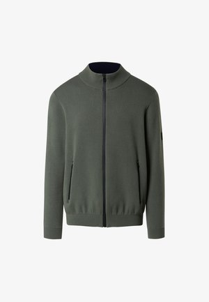 Chaqueta de cierre de cremallera verde oscuro con un cuello alto, puños y dobladillo acanalados; presenta dos bolsillos laterales y una tela de textura suave.
