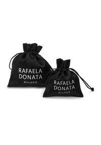 Crne platnene vrećice sa žicom, jedna veća i jedna manja, s bijelim tiskanim tekstom "RAFAELA DONATA MILANO" na prednjoj strani.