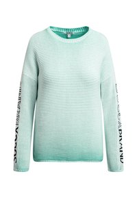 Hellminzgrüner Strickpullover mit langen Ärmeln, Rundhalsausschnitt und schwarzem Text auf den Ärmeln. Strukturierter Stoff mit gerippten Details.